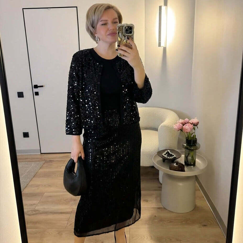 Schwarze Jacke mit Strass- und Paillettenbesatz an den Kanten