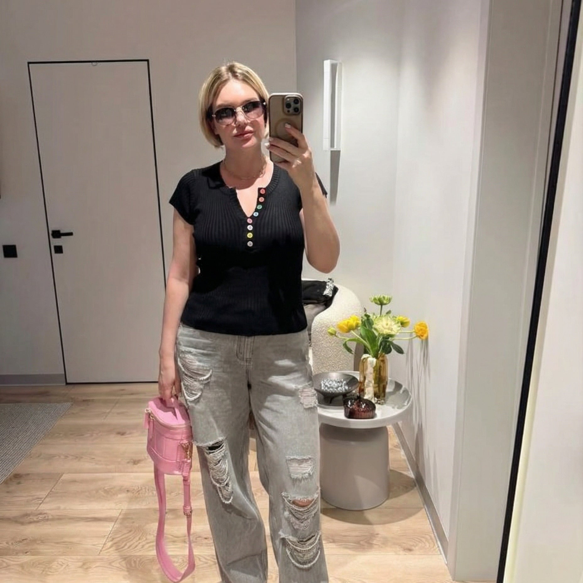 Unverzichtbares geripptes Oberteil mit Regenbogenknöpfen